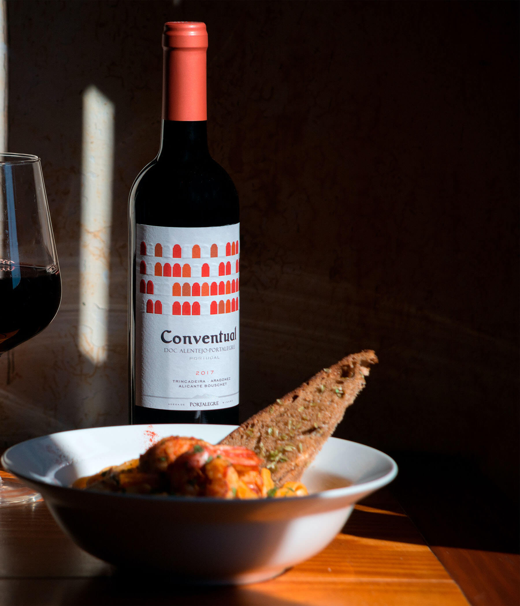 Bottiglia di vino con antipasti e pane